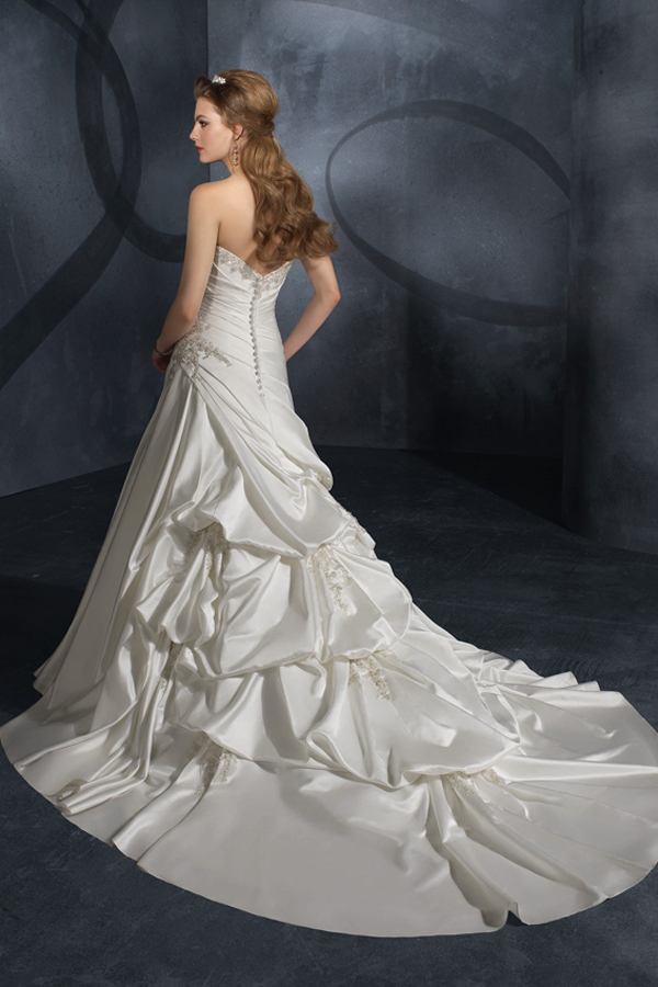 Court Train Floral Sweetheart Ivory Wedding Dress - Click Image to Close